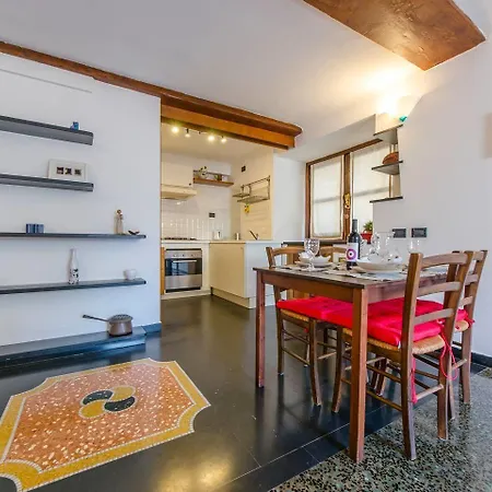 Апартаменты Joivy Colorful Flat For 5 Close To Piazza De Ferrari